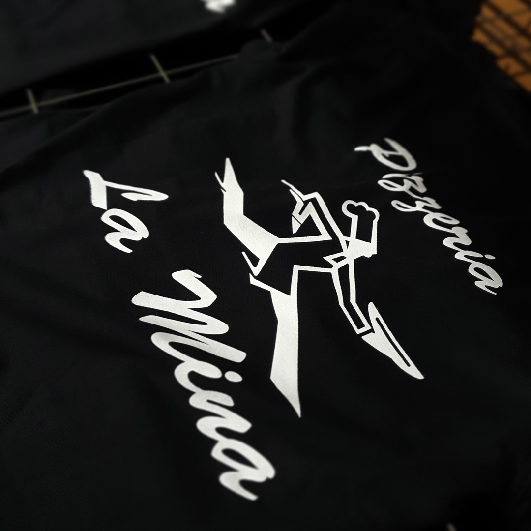 Serigrafía de camisetas personalizadas para pizzería la mina por contraste serigrafía